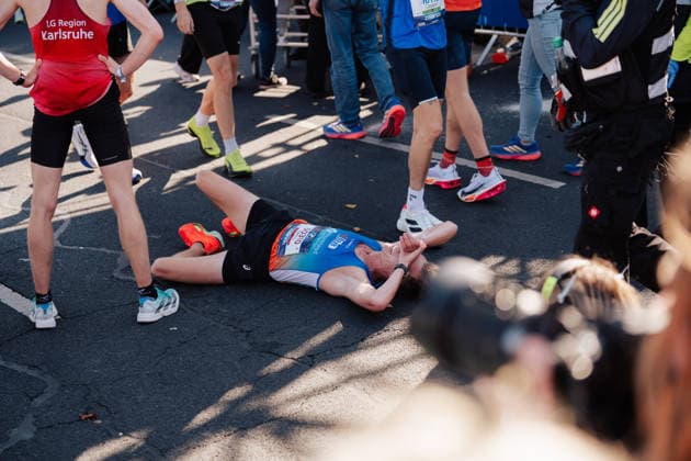 27.09.26, BMW Berlin Marathon 2026, Berlin A runner lies on the pavement after finishing the BMW Berlin-Marathon in Berlin, Germany. Berlin Berlin BE Deutschland