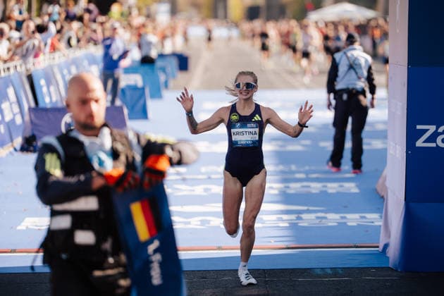 27.09.26, BMW Berlin Marathon 2026, Berlin Kristina Hendel (GER) crosses the finish line with her arms raised during the BMW Berlin-Marathon in Berlin, Germany. Berlin Berlin BE Deutschland