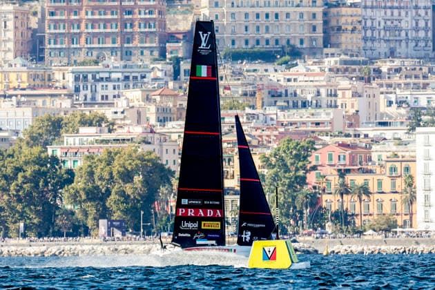 THE LOUIS VUITTON 38TH AMERICA™S CUP PRELIMINARY REGATTA, NAPLES Luna Rossa team and Emirates team New Zealand competes on the Mach race for the 38th Louis Vuitton America™s Cup in the Gulf of Naples, Campania, Italy, on September 27, 2026. The Naples preliminary regatta gives the competing teams their first opportunity to test their AC40 one-design yachts ahead of the 38th America™s Cup, which will be held in Naples in 2027. _BPH8375 Copyright: xAntonioxBalascox