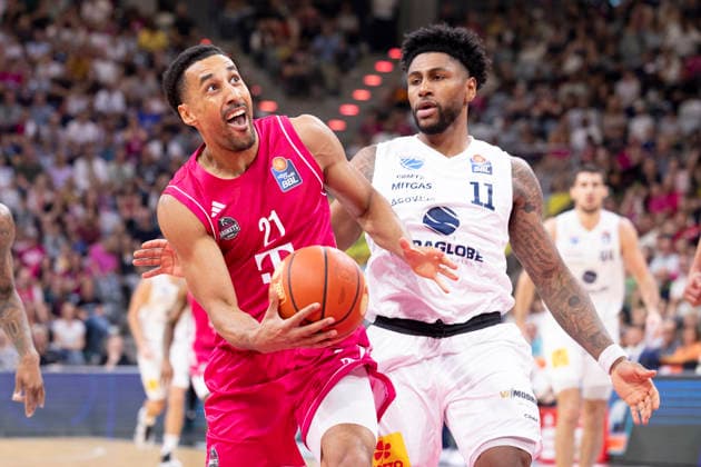 Joel AMINU BON 21, left, with the ball, in a one-on-one matchup against Anthony GAINES MBC 11, right; final score 77–72, Basketball 1st Bundesliga: Telekom Baskets Bonn vs. Syntainics MBC from Weißenfeld, BON vs. MBC, Regular Season, Matchday 3, at the TELEKOM DOME, on September 27, 2026,