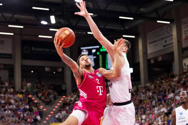 Alijah COMITHIER BON 2, left, with the ball, shooting, in a one-on-one matchup against Borisa SIMANIC MBC 22, right; final score 77–72, Basketball 1st Bundesliga: Telekom Baskets Bonn vs. Syntainics MBC from Weissenfeld (Weißenfels), BON vs. MBC, regular season, Matchday 3, at the T E L E K O M D O M E, on September 27, 2026,