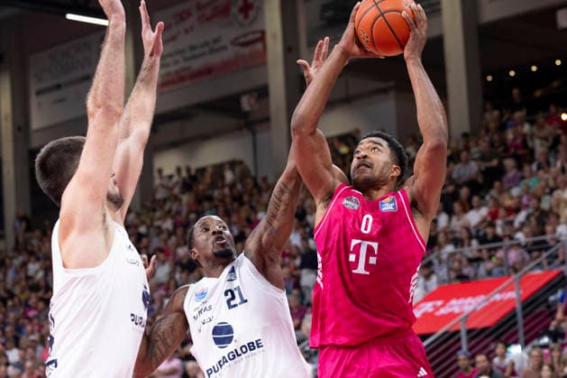 Marcus FOSTER BON 0, right, on the ball, shooting, in a one-on-one matchup against Kris CLYBURN MBC 21, left, final score 77–72, Basketball 1st Bundesliga: Telekom Baskets Bonn vs. Syntainics MBC from Weissenfeld (Weißenfels), BON vs. MBC, regular season, Matchday 3, at the T E L E K O M D O M E, on September 27, 2026,