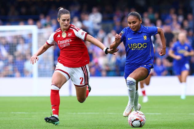 London, England, 27th September 2026. Emily Fox of Arsenal and Alyssa Thompson of Chelsea challenge for the ball during the Chelsea Women vs Arsenal Women Barclays Women s Super League match at Stamford Bridge, London. Picture credit should read: Paul Terry Sportimage EDITORIAL USE ONLY. No use with unauthorised audio, video, data, fixture lists, club league logos or live services. Online in-match use limited to 120 images, no video emulation. No use in betting, games or single club league player publications. SPI_007_PT_Chelsea_W_Arsenal_W SPI-5022-0007