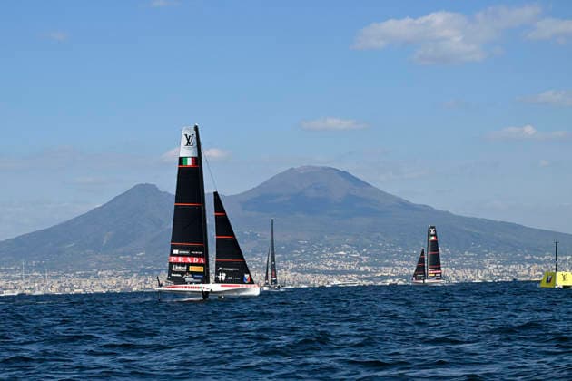 September 27, 2026, Napoli: Boats compete in a race during the 38th America s Cup Preliminary Regatta Naples in the Bay of Naples, Italy, 27 September 2026. ANSA CIRO FUSCO. 38th America s Cup Preliminary Regatta Naples - Italy  - ZUMAa110 20260927_zaf_a110_015 Copyright: xCiroxFuscox