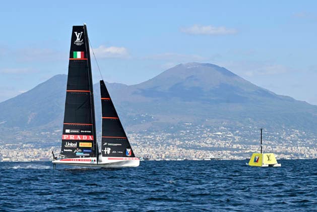 September 27, 2026, Napoli: Boats compete in a race during the 38th America s Cup Preliminary Regatta Naples in the Bay of Naples, Italy, 27 September 2026. ANSA CIRO FUSCO. 38th America s Cup Preliminary Regatta Naples - Italy  - ZUMAa110 20260927_zaf_a110_018 Copyright: xCiroxFuscox