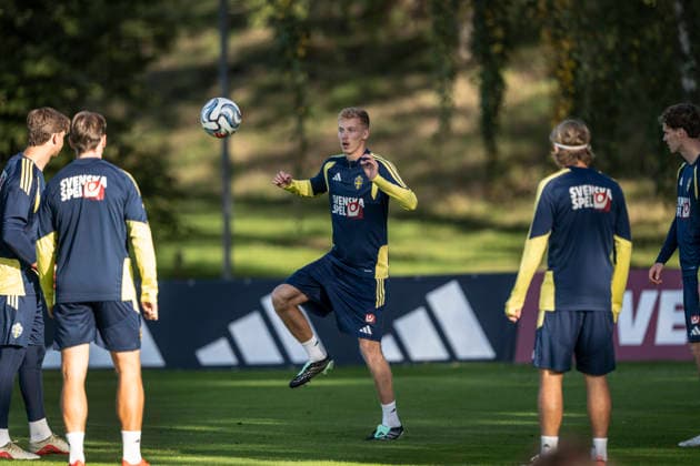 STOCKHOLM, SWEDEN 20260927 Hugo Larsson during Sunday s practice with the national soccer team at Bosön, ahead of Monday s Nations League match against Poland STOCKHOLM SWEDEN x10040x  Copyright: xAndersxWiklund TTx FOTBOLLSLANDSLAGET TRÄNAR