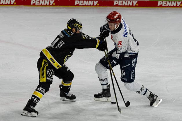 Krefeld, Germany, September 27, 2026 PENNY DEL 2026–2027, Game 4: Krefeld Penguins vs. Schwenninger Wild Wings. Pictured, from left, in a one-on-one battle: Zack Dybowski (Krefeld) and Philip Feist (Schwenningen). YAYLA ARENA, North Rhine-Westphalia Copyright: xFotostandx xGoertzx