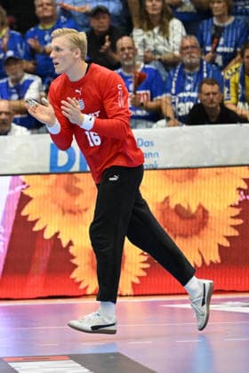 September 27, 2026, GER, Handball, Men s, Opel HBL, 2026–2027 Season, Matchday 6, VfL Gummersbach vs. Bergischer HC Bertram Obling VfL Gummersbach 16, applauds. DFB and DFL regulations prohibit any use of photographs as image sequences and or quasi-video. Gummersbach, SCHWALBE Arena, NRW, Germany Copyright: xNordphoto Meuterx