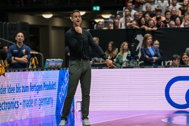 easyCredit Basketball Bundesliga, Matchday 3, Niners Chemnitz vs. Phoenix Hagen, September 27, 2026, starting at 4:30 p.m., Chemnitz, Chemnitz Arena. Pictured: Head Coach Chris Harris. easyCredit Basketball Bundesliga, Matchday 3, Niners Chemnitz vs. Phoenix Hagen, Chemnitz, Saxony, Germany Copyright: xEHLxMedia MichelxKöhlerx 20262709-Niners-Chemnitz-Phoenix-Hagen_043