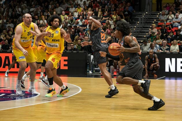 easyCredit Basketball Bundesliga, Matchday 3, Niners Chemnitz vs. Phoenix Hagen, September 27, 2026, starting at 4:30 p.m., Chemnitz, Chemnitz Arena. Pictured: 25 Cameron Krutwig, 33 Trenton Gibson, 02 Stefan Smith, 22 Nighaeal Ceaser easyCredit Basketball Bundesliga, Matchday 3, Niners Chemnitz vs. Phoenix Hagen, Chemnitz, Saxony, Germany Copyright: xEHLxMedia MichelxKöhlerx 20262709-Niners-Chemnitz-Phoenix-Hagen_051