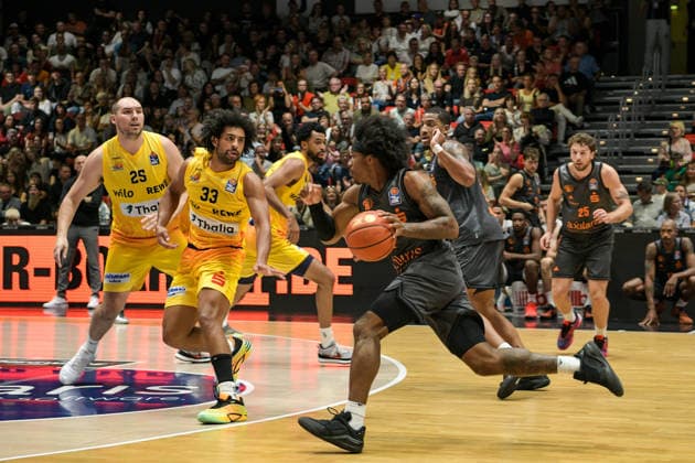 easyCredit Basketball Bundesliga, Matchday 3, Niners Chemnitz vs. Phoenix Hagen, September 27, 2026, starting at 4:30 p.m., Chemnitz, Chemnitz Arena. Pictured: 25 Cameron Krutwig, 33 Trenton Gibson, 02 Stefan Smith, 22 Nighaeal Ceaser easyCredit Basketball Bundesliga, Matchday 3, Niners Chemnitz vs. Phoenix Hagen, Chemnitz, Saxony, Germany Copyright: xEHLxMedia MichelxKöhlerx 20262709-Niners-Chemnitz-Phoenix-Hagen_052