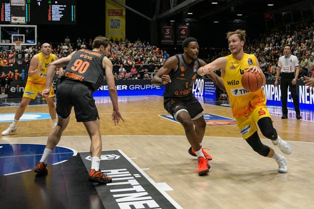 easyCredit Basketball Bundesliga, Matchday 3, Niners Chemnitz vs. Phoenix Hagen, September 27, 2026, starting at 4:30 p.m., Chemnitz, Chemnitz Arena. In the photo: No. 90 Jannis von Seckendorf, No. 01 Phlandrous Fleming Jr., No. 4 Bjarne Kraushaar, No. 2 Stefan Smith easyCredit Basketball Bundesliga, Matchday 3, Niners Chemnitz vs. Phoenix Hagen, Chemnitz, Saxony, Germany Copyright: xEHLxMedia MichelxKöhlerx 20262709-Niners-Chemnitz-Phoenix-Hagen_056