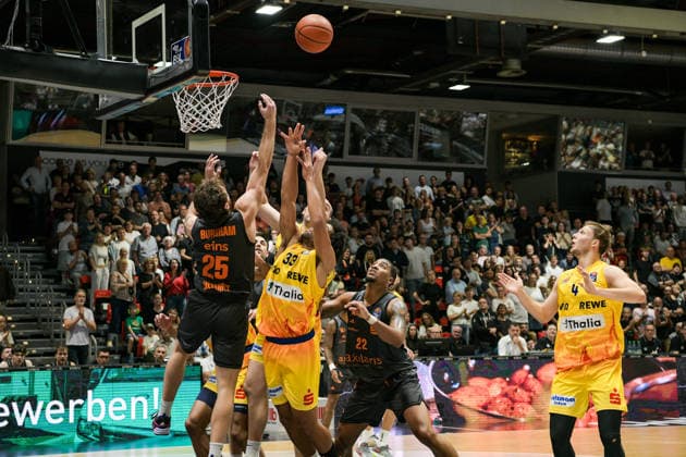 easyCredit Basketball Bundesliga, Matchday 3, Niners Chemnitz vs. Phoenix Hagen, September 27,2026, starting at 4:30 p.m., Chemnitz, Chemnitz Arena. Pictured: 25 Ben Burnham, 33 Trenton Gibson, 22 Nighaeal Ceaser. easyCredit Basketball Bundesliga, Matchday 3, Niners Chemnitz vs. Phoenix Hagen, Chemnitz, Saxony, Germany Copyright: xEHLxMedia MichelxKöhlerx 20262709-Niners-Chemnitz-Phoenix-Hagen_071