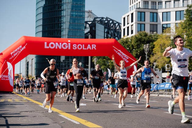 27.09.26, BMW Berlin Marathon 2026, Berlin Runners pass through a branded race arch during the BMW Berlin-Marathon in Berlin, Germany. Berlin Berlin BE Deutschland