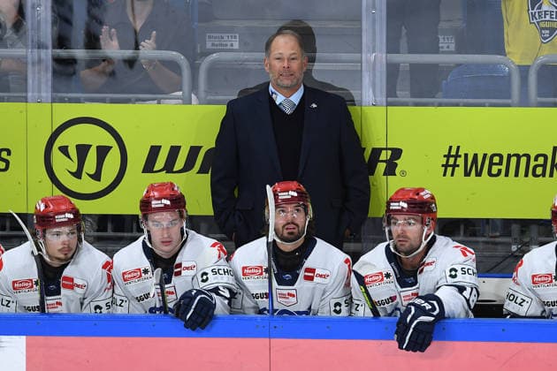 Ice Hockey: Penny DEL, Matchday 4—Krefeld Pinguine vs. Schwenninger Wild Wings on September 27, 2026, at the Yayla Arena in Krefeld. Steve Walker, Head Coach of Schwenningen, Note: According to the regulations of the DEL (German Ice Hockey League), the publication and further use of the footage in electronic media and on devices of any kind during the game is not permitted. xRx