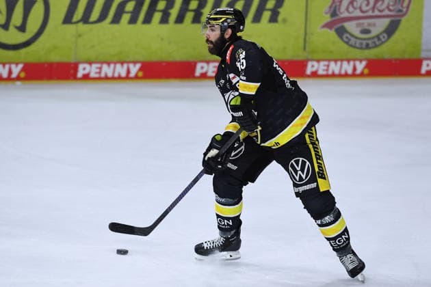Ice Hockey: DEL Matchday 4—Krefeld Pinguine vs. Schwenninger Wild Wings on September 27, 2026, at the Yayla Arena in Krefeld. Davis Vandane, Krefeld. In accordance with the guidelines of the DEL (German Ice Hockey League), the publication and further use of the footage in electronic media and ondevices of any kind is not permitted during the game. xRx