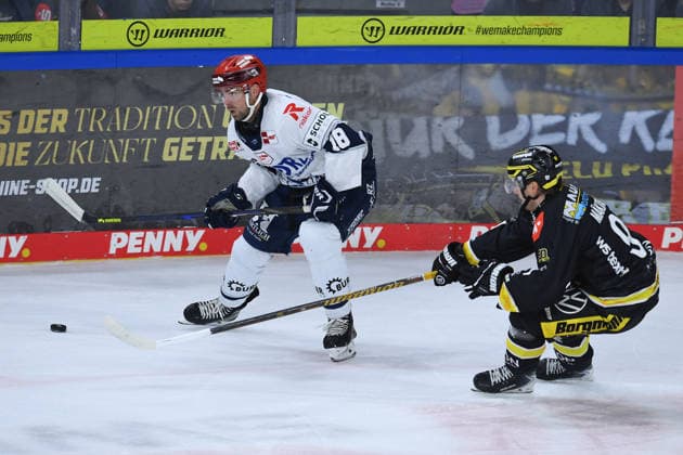 Ice Hockey Penny DEL, Matchday 4: Krefeld Pinguine vs. Schwenninger Wild Wings on September 27, 2026, at the Yayla Arena in Krefeld. Eric Cornel, Schwenningen, on the left, Adam Payerl (Krefeld); on the right, In accordance with the regulations of the DEL (German Ice Hockey League), the publication and reuse of the footage in electronic media and on devices of any kind during the game is not permitted. xRx