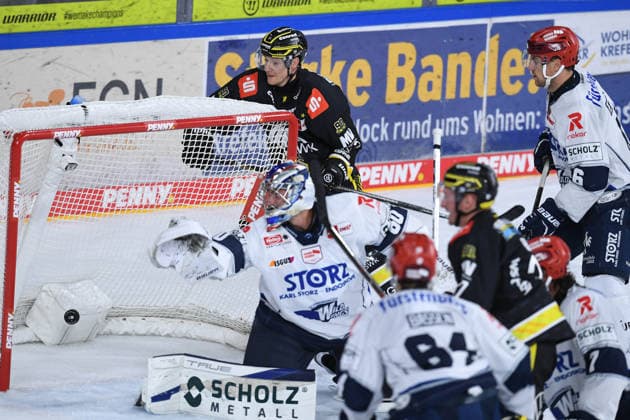 Ice Hockey: DEL Matchday 4—Krefeld Pinguine vs. Schwenninger Wild Wings on September 27, 2026, at the Yayla Arena in Krefeld. Goal to make it 2–1 by Ole Blumenkamp (Krefeld). In accordance with the guidelines of the DEL (German Ice Hockey League), the publication and further use of thein electronic media and on devices of any kind is not permitted while the game is in progress xRx