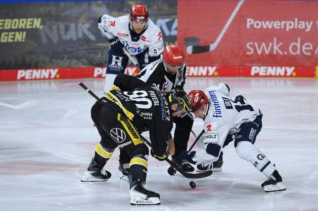 Ice Hockey: Penny DEL, Matchday 4—Krefeld Pinguine vs. Schwenninger Wild Wings on September 27, 2026, at the Yayla Arena in Krefeld. Adam Payerl (Krefeld), on the left, Curtis Valk of Schwenningen; on the right. In accordance with the regulations of the DEL (German Ice Hockey League), the publication and further use of the footage in electronic media and on devices of any kind during the game is not permitted. xRx