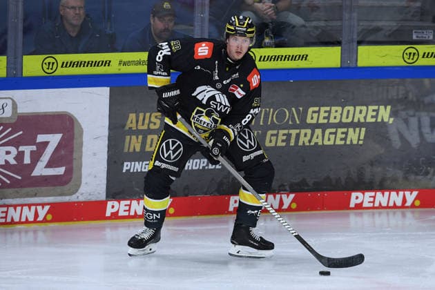 Ice Hockey: DEL Matchday 4 – Krefeld Pinguine vs. Schwenninger Wild Wings on September 27, 2026, at the Yayla Arena in Krefeld. Max Gildon, Krefeld. In accordance with the guidelines of the DEL (German Ice Hockey League), the publication and further use of the footage in electronic media and devices of any kind is not permitted while the game is in progress xRx