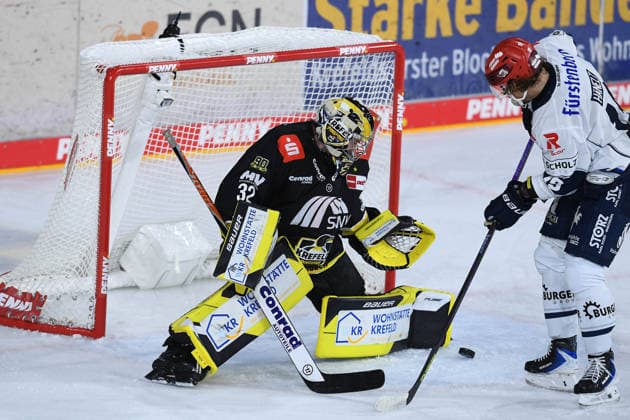 Ice Hockey Penny DEL, Matchday 4: Krefeld Pinguine vs. Schwenninger Wild Wings on September 27, 2026, at the Yayla Arena in Krefeld. Juha Jatkola (Krefeld), on the left, Hakon Hänelt (Schwenningen); on the right. In accordance with the guidelines of the DEL (German Ice Hockey League), the publication and further use of the images in electronic media and on devices of any kind during the game is not permitted. xRx