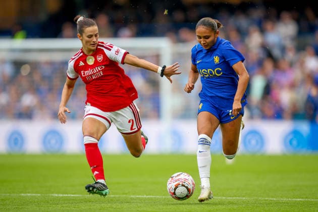 Chelsea FC v Arsenal FC - Barclays Women s Super League 2026 27 Emily Fox of Arsenal and Alyssa Thompson of Chelsea challenge during the Barclays Women s Super League 2026 27 match between Chelsea FC and Arsenal FC at Stamford Bridge on September 27, 2026 in London, England. WARNING! This Photograph May Only Be Used For Newspaper And Or Magazine Editorial Purposes. May Not Be Used For Publications Involving 1 player, 1 Club Or 1 Competition Without Written Authorisation From Football DataCo Ltd. For Any Queries, Please Contact Football DataCo Ltd on +44 (0) 207 864 9121 London Stamford Bridge England United Kingdom Copyright: xAllstarxPicturexLibraryxLtdx