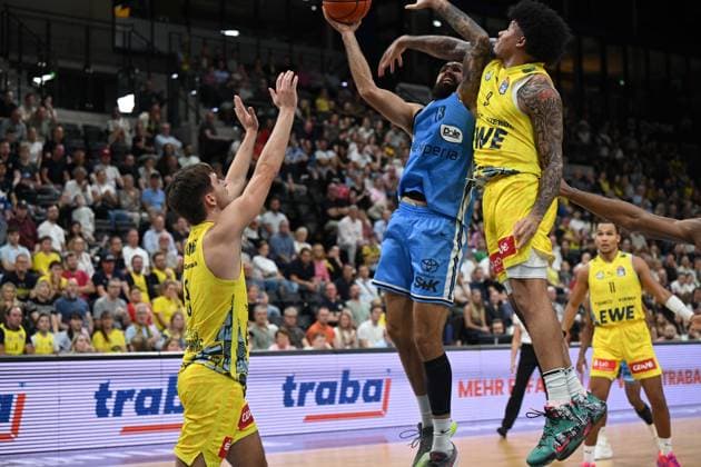 September 27, 2026, GER, Basketball, Bundesliga Matchday 3, 2026–2027 Season, Oldenburg, EWE Arena, EWE Baskets Oldenburg vs. Veolia Towers Hamburg Martin BREUNING Veolia Towers Hamburg 13 Tylan POPE EWE Baskets Oldenburg 9 Zach ENSMINGER EWE Baskets Oldenburg 3 Oldenburg EWE Arena Lower Saxony Germany Copyright: xnordphotoxGmbHx xRojahnx