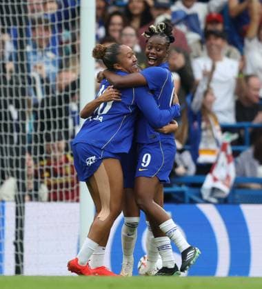 Women’s Super League - Chelsea Women v Arsenal Women LONDON, ENGLAND, SEPTEMBER 27: GOAL 1-0, Alyssa Thompson of Chelsea Women goal celebration after scoring a goal with Lauren James & Melvine Malard of Chelsea Women during The Women’s Super League match between Chelsea Women v Arsenal Women at Stamford Bridge Stadium, London, England, on September 27. (Photo by Daniel Weir) London Stamford Bridge Stadium England Copyright: xDanielxWeir SportsxPressxPhotox Sportspressphoto_SPR241128