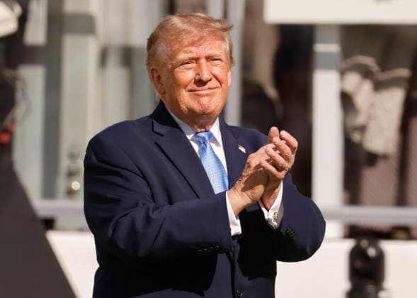 President Donald Trump applauds the crowd before the start of the final day of the 2026 President s Cup golf tournament at Medinah Country Club in Chicago, Illinois, on Sunday, September 27, 2026.  CHI20260927709 TANNENxMAURY