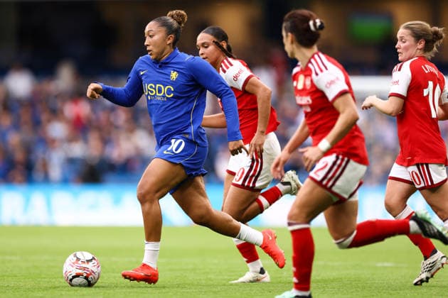 Chelsea gegen Arsenal Women, 27. September 2026, London Women’s Super League: Chelsea gegen Arsenal. Lauren James von Chelsea unter Druck von Lisa Baum und Kim Little von Arsenal. Foto: Jacques Feeney. Abseits. London, Großbritannien  Copyright: xJacquesxFeeneyx xOffsidexOffside