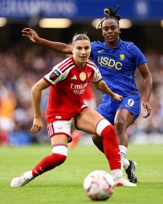 Chelsea gegen Arsenal Women, 27. September 2026, London Women’s Super League: Chelsea gegen Arsenal. Steph Catley von Arsenal und Melvine Malard von Chelsea. Foto: Jacques Feeney, Offside, London, Großbritannien  Copyright: xJacquesxFeeneyx xOffsidexOffside