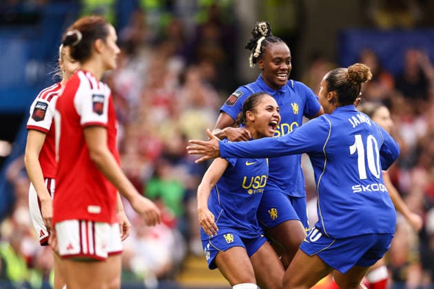 Chelsea gegen Arsenal Women, 27. September 2026, London Women’s Super League: Chelsea gegen Arsenal. Alyssa Thompson von Chelsea feiert das erste Tor gemeinsam mit Melvine Malard und Lauren James von Chelsea. Foto: Jacques Feeney. Offside, London, Großbritannien  Copyright: xJacquesxFeeneyx xOffsidexOffside