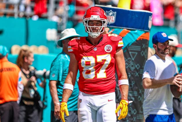 MIAMI GARDENS, FL - SEPTEMBER 27: Kansas City Chiefs tight end Travis Kelce (87) is seen warming up ahead of a NFL, American Football Herren, USA game between the Kansas City Chiefs and the Miami Dolphins, on Sunday September 27, 2026, at Hard Rock Stadium in Miami Gardens, FL.(Photo by Chris Arjoon Icon Sportswire). NFL: SEP 27 Chiefs at Dolphins EDITORIAL USE ONLY Icon2609270000004