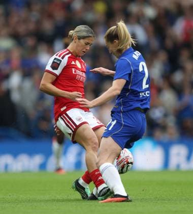 Women’s Super League - Chelsea Women v Arsenal Women LONDON, ENGLAND, SEPTEMBER 27: Kyra Cooney-Cross of Arsenal Women battles for the ball with Keira Walsh of Chelsea Women during The Women’s Super League match between Chelsea Women v Arsenal Women at Stamford Bridge Stadium, London, England, on September 27. (Photo by Daniel Weir) London Stamford Bridge Stadium England Copyright: xDanielxWeir SportsxPressxPhotox Sportspressphoto_SPR241151