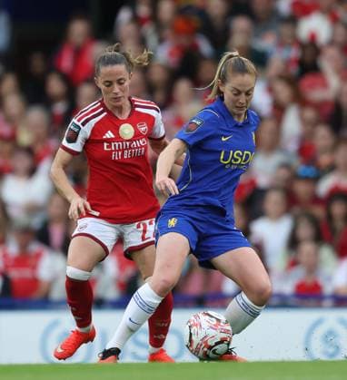 Women’s Super League - Chelsea Women v Arsenal Women LONDON, ENGLAND, SEPTEMBER 27: Keira Walsh of Chelsea Women battles for the ball with Ona Batlle of Arsenal Women during The Women’s Super League match between Chelsea Women v Arsenal Women at Stamford Bridge Stadium, London, England, on September 27. (Photo by Daniel Weir) London Stamford Bridge Stadium England Copyright: xDanielxWeir SportsxPressxPhotox Sportspressphoto_SPR241179