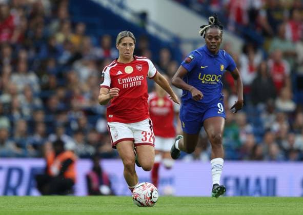 Women’s Super League - Chelsea Women v Arsenal Women LONDON, ENGLAND, SEPTEMBER 27: Kyra Cooney-Cross of Arsenal Women on the ball under pressure from Melvine Malard of Chelsea Women during The Women’s Super League match between Chelsea Women v Arsenal Women at Stamford Bridge Stadium, London, England, on September 27. (Photo by Daniel Weir) London Stamford Bridge Stadium England Copyright: xDanielxWeir SportsxPressxPhotox Sportspressphoto_SPR241183