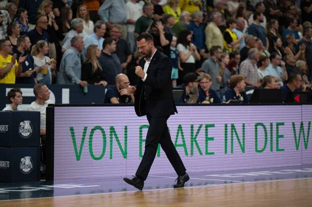 September 27, 2026, GER, Basketball, Bundesliga Matchday 3, 2026–2027 Season, Oldenburg, EWE Arena, EWE Baskets Oldenburg vs. Veolia Towers Hamburg Benka BARLOSCHKY, Head Coach of Veolia Towers Hamburg, Oldenburg, EWE Arena, Lower Saxony, Germany Copyright: xnordphotoxGmbHx xRojahnx