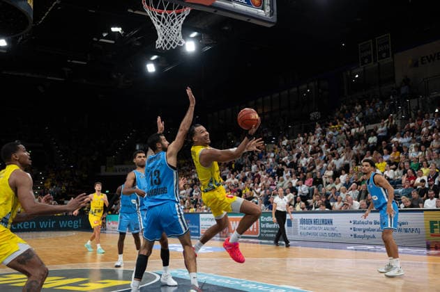 September 27, 2026, GER, Basketball, Bundesliga Matchday 3, 2026–2027 Season, Oldenburg, EWE Arena, EWE Baskets Oldenburg vs. Veolia Towers Hamburg Nicholas TISCHLER EWE Baskets Oldenburg 11 Martin BREUNING Veolia Towers Hamburg 13 Oldenburg EWE Arena Lower Saxony Germany Copyright: xnordphotoxGmbHx xRojahnx