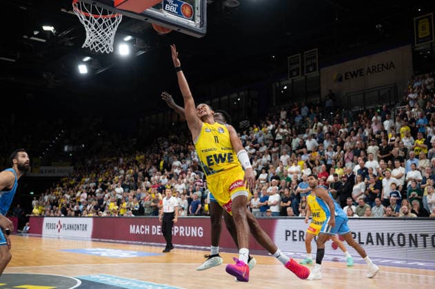 September 27, 2026, GER, Basketball, Bundesliga Matchday 3, 2026–2027 Season, Oldenburg, EWE Arena, EWE Baskets Oldenburg vs. Veolia Towers Hamburg Nicholas TISCHLER EWE Baskets Oldenburg 11 Noah THOMASSON Veolia Towers Hamburg 2 Oldenburg EWE Arena Lower Saxony Germany Copyright: xnordphotoxGmbHx xRojahnx