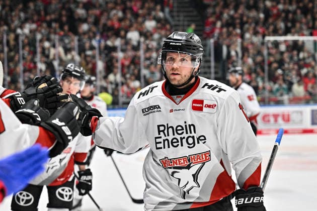 Penny DEL: Augsburger Panther vs. Kölner Haie, September 27, 2026, AUGSBURG, GERMANY, September 27: The visiting fans cheer after Valtteri KEMILÄINEN of the Kölner Haie scores to make it 1–3 during the Penny DEL game between the Augsburger Panther and the Kölner Haie on Matchday 4 at Curt Frenzel Stadium Copyright: xBEAUTIFULxSPORTS Goldbergx
