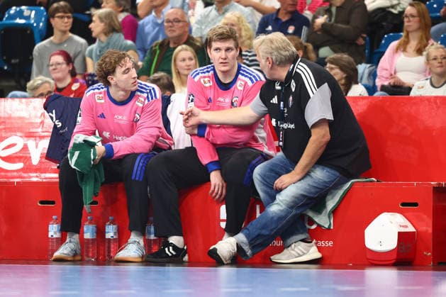 Handball Bundesliga HBL 2026 2027 - 27.09.2026 - Handball Club Hamburg HCH vs HSG Wetzlar . Torwart Leon Nowotny ( HC Hamburg ) , Torwart Robin Haug ( HC Hamburg ) , Torwart Trainer Goran Stojanovic ( HC Hamburg )