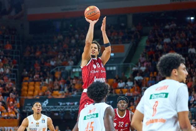 Jaylen Sims (ratiopharm Ulm), 30, Brandon Tischler (Würzburg Baskets), 08, shooting; Simisola Shittu (ratiopharm Ulm), 45, Adam Atamna, ratiopharm Ulm, 00 GER, ratiopharm Ulm vs. Würzburg Baskets, basketball, 1. Bundesliga, Matchday 3, 2026–2027 season, September 27, 2026, GER, Ratiopharm Ulm vs. Würzburg Baskets, Basketball, 1st Bundesliga, Matchday 3, 2026–2027 season, September 27, 2026, Neu Ulm Copyright: xEibner-Pressefoto GeraldxOelze-dexStoppanyx EP_ODS