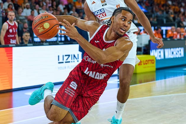 Sam Griffin (Würzburg Baskets), 04, passes Meissa Faye (Ratiopharm Ulm), 11, GER, Ratiopharm Ulm vs. Würzburg Baskets, Basketball, 1st Bundesliga, Matchday 3, 2026–2027 Season, September 27, 2026 GER, Ratiopharm Ulm vs. Würzburg Baskets, Basketball, 1st Bundesliga, Matchday 3, 2026–2027 season, September 27, 2026 Neu Ulm Copyright: xEibner-Pressefoto GeraldxOelze-dexStoppanyx EP_ODS