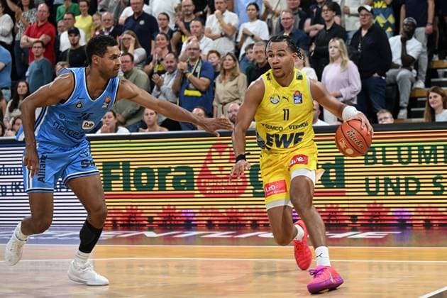 September 27, 2026, GER, Basketball, Bundesliga Matchday 3, 2026–2027 Season, Oldenburg, EWE Arena, EWE Baskets Oldenburg vs. Veolia Towers Hamburg Nicholas TISCHLER EWE Baskets Oldenburg 11 Kenneth OGBE Veolia Towers Hamburg 25 Oldenburg EWE Arena Lower Saxony Germany Copyright: xnordphotoxGmbHx xRojahnx