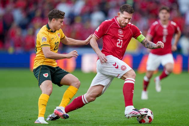 Nations League: Denmark vs. Wales—Denmark s Pierre-Emile Højbjerg and Wales Daniel James during the Nations League match between Denmark and Wales at Parken on Sunday, September 27, 2026. Photo by Liselotte Sabroe, Ritzau Scanpix, Copenhagen, Denmark  Copyright: Ritzau Scanpix LiselottexSabroex spdk20260927-185409-L