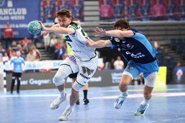 Handball Bundesliga HBL 2026 2027 - 27.09.2026 - Handball Club Hamburg HCH vs HSG Wetzlar . Niklas Theiss ( Wetzlar ) im Zweikampf gegen Elias Kofler ( HC Hamburg )