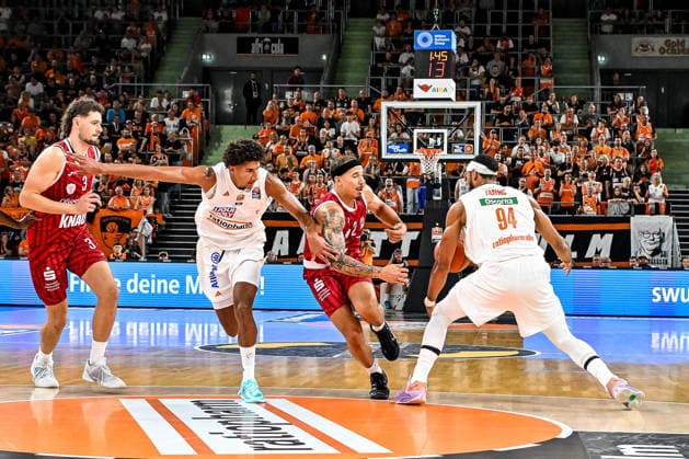 September 27, 2026, GER, Basketball, Men s, easycredit Basketball Bundesliga, 2026–2027 season, Matchday 3, ratiopharm Ulm vs. Fitness First Würzburg Baskets. Max Jones (Würzburg), 2, loses the ball to Armel Traore (Ulm), 94, who then scores, Leo Saffer (Würzburg), 3; Meissa Faye (Ulm), 11; Neu Ulm, ratiopharm Arena, Bavaria, Germany Copyright: xNordphotox xHafnerx