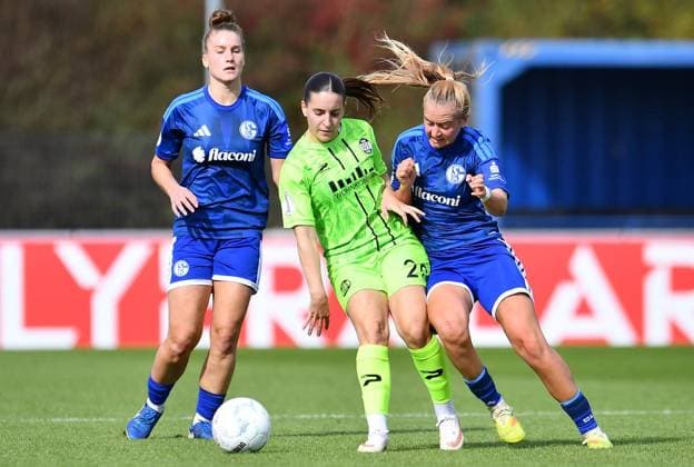 Schalke 04 vs. SGS Essen ** FOR EDITORIAL USE ONLY ** EDITORIAL USE ONLY ** Women’s Soccer, DFB Cup, 1st Round: Schalke 04 vs. SGS Essen on September 27, 2026, at the Parkstadion in Gelsenkirchen. Alessandra Vogel (Schalke 04), left: Leonie Köpp (SGS Essen), center: Nele Schmidt (Schalke 04), right: Germany, North Rhine-Westphalia, Gelsenkirchen. Copyright ThorstenxTillmann Copyright: ThorstenxTillmann doc87sbucfh7o7x13cuhca ,EDITORIAL USE ONLY Copyright: ThorstenxTillmann