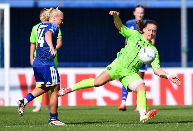 Schalke 04 vs. SGS Essen ** FOR EDITORIAL USE ONLY ** EDITORIAL USE ONLY ** Women’s soccer, DFB Cup, 1st round: Schalke 04 vs. SGS Essen on September 27, 2026, at the Parkstadion in Gelsenkirchen. Jule von der Laan (Schalke 04), on the left, Joelle Steiner (SGS Essen); on the right, Germany, North Rhine-Westphalia, Gelsenkirchen. Copyright ThorstenxTillmann Copyright: ThorstenxTillmann doc87sbucs3u3r1gwaqjrj6 ,EDITORIAL USE ONLY Copyright: ThorstenxTillmann
