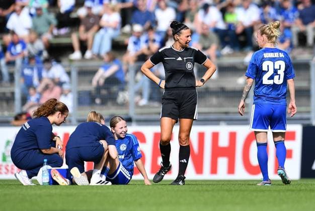 Schalke 04 vs. SGS Essen ** FOR EDITORIAL USE ONLY ** EDITORIAL USE ONLY ** Women’s Soccer, DFB Cup, 1st Round: Schalke 04 vs. SGS Essen on September 27, 2026, at Parkstadion in Gelsenkirchen; Referee: Nadine Westerhoff, on the left, Julia Debitzki (Schalke 04), on the right, Germany, North Rhine-Westphalia, Gelsenkirchen. Copyright ThorstenxTillmann Copyright: ThorstenxTillmann doc87sbud326v4qr9gjq1o ,EDITORIAL USE ONLY Copyright: ThorstenxTillmann